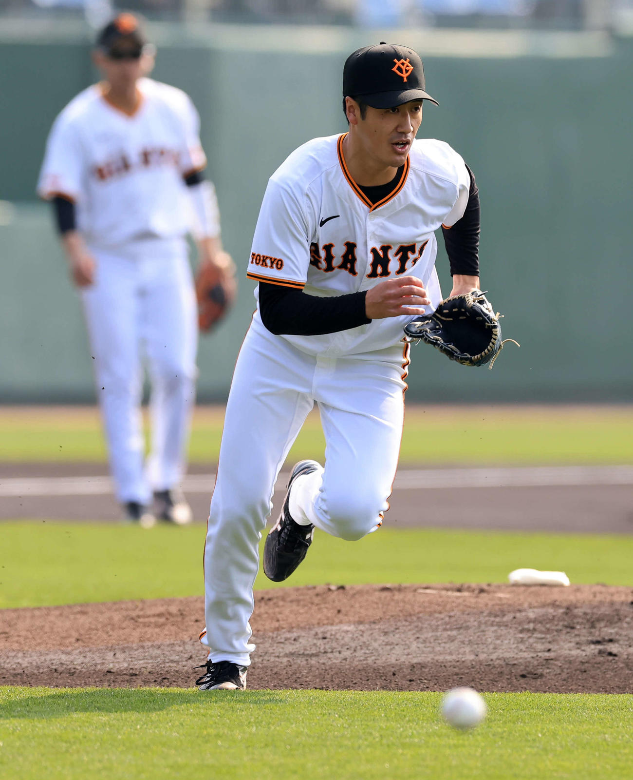 巨人紅白戦　1綺表紅組1死、重信の一塁ゴロでダッシュする西舘（撮影・浅見桂子）