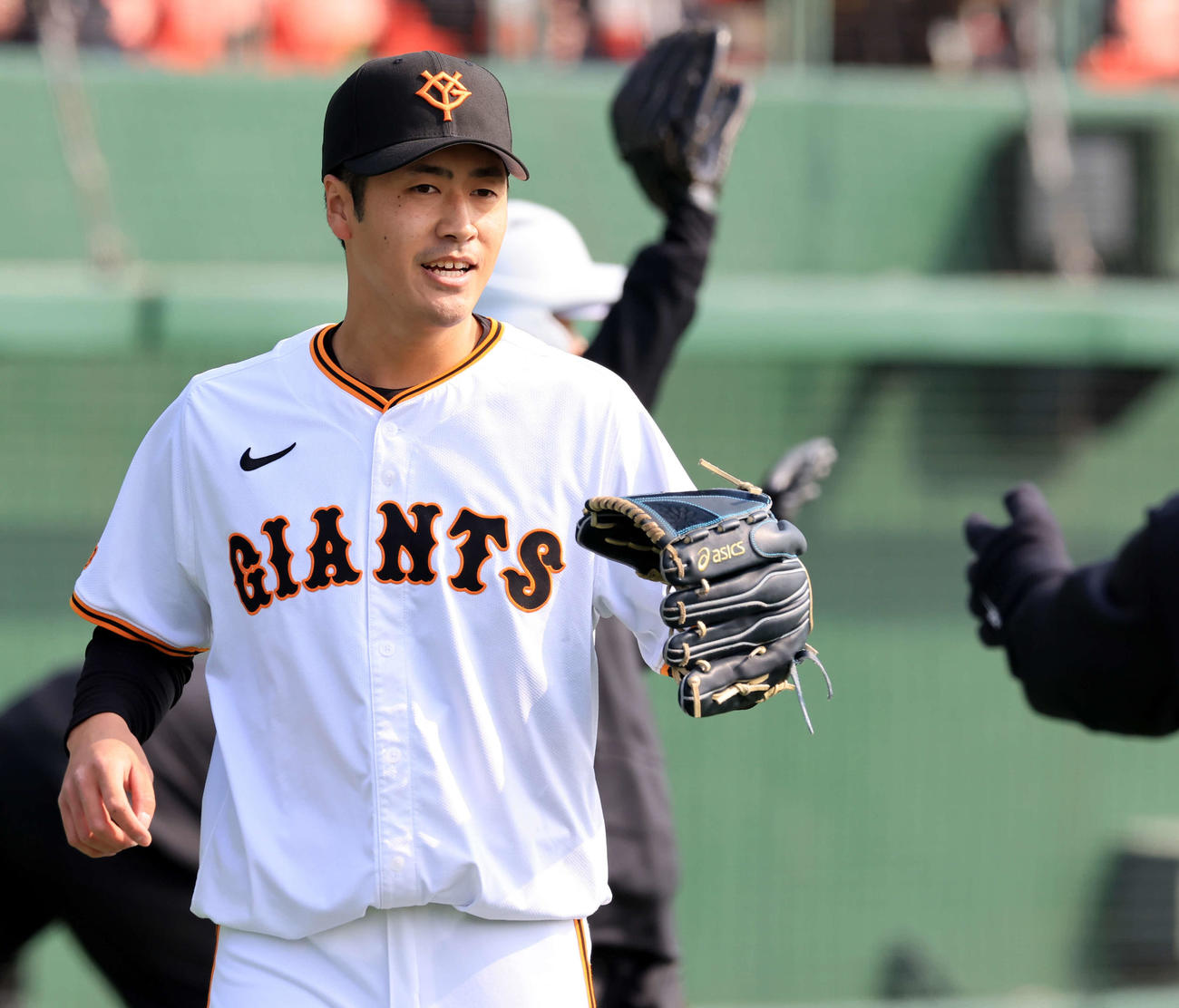巨人紅白戦　1回表紅組の攻撃を3人で抑えた西舘は笑顔でナインとハイタッチ（撮影・浅見桂子）