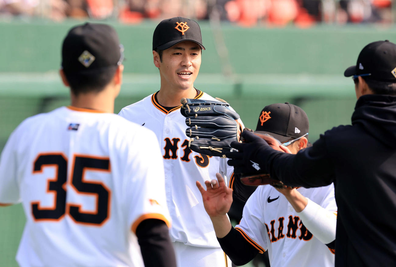 巨人紅白戦　1回表紅組の攻撃を3人で抑えた西舘は笑顔でナインとハイタッチ（撮影・浅見桂子）