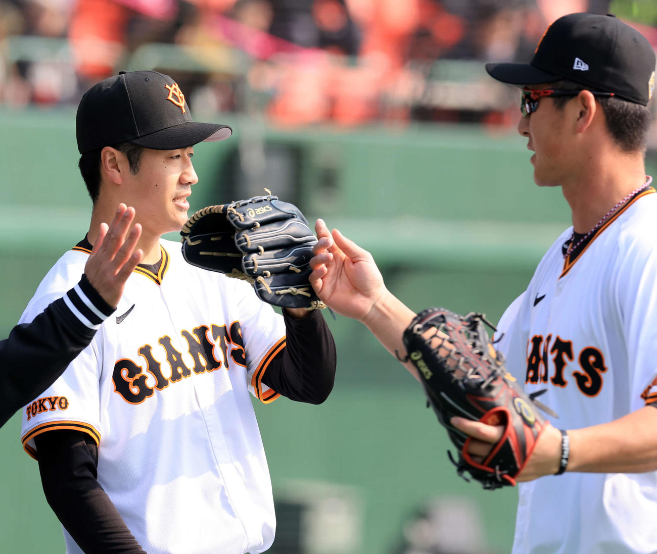 巨人紅白戦　1回表紅組の攻撃を3人で抑えた西舘（左）は笑顔で秋広とハイタッチ（撮影・浅見桂子）