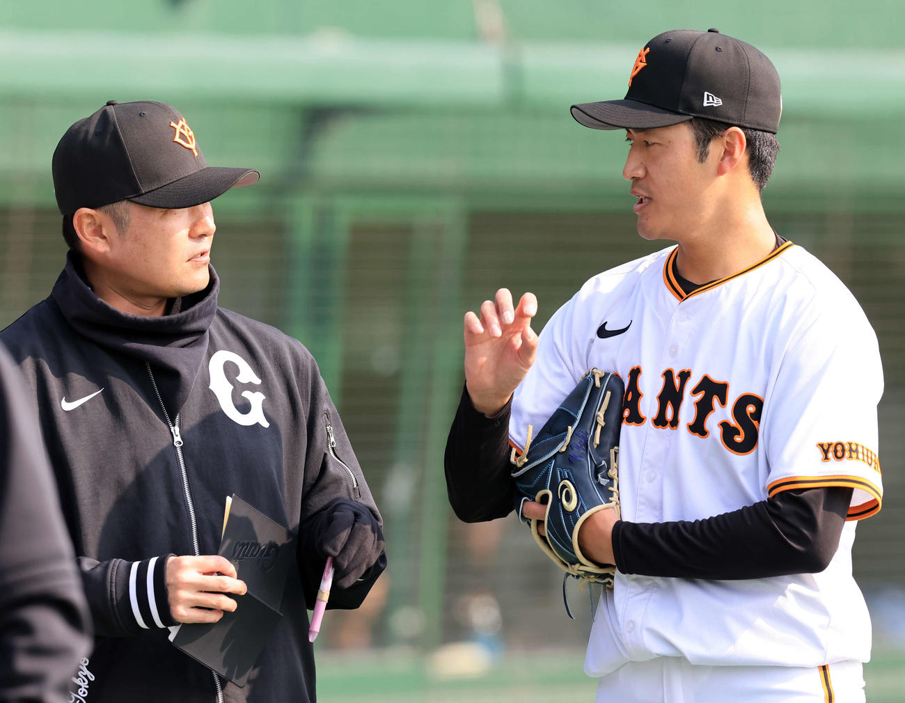巨人紅白戦　1回表紅組の攻撃を3人で抑えた西舘（右）は杉内コーチと話す（撮影・浅見桂子）