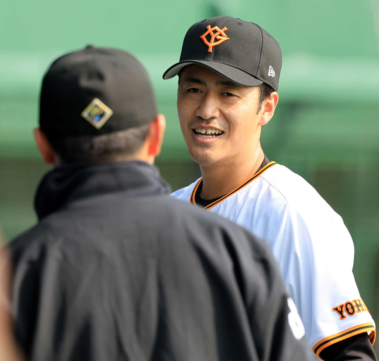 巨人紅白戦　1回表紅組の攻撃を3人で抑えた西舘（右）は杉内コーチと話す（撮影・浅見桂子）