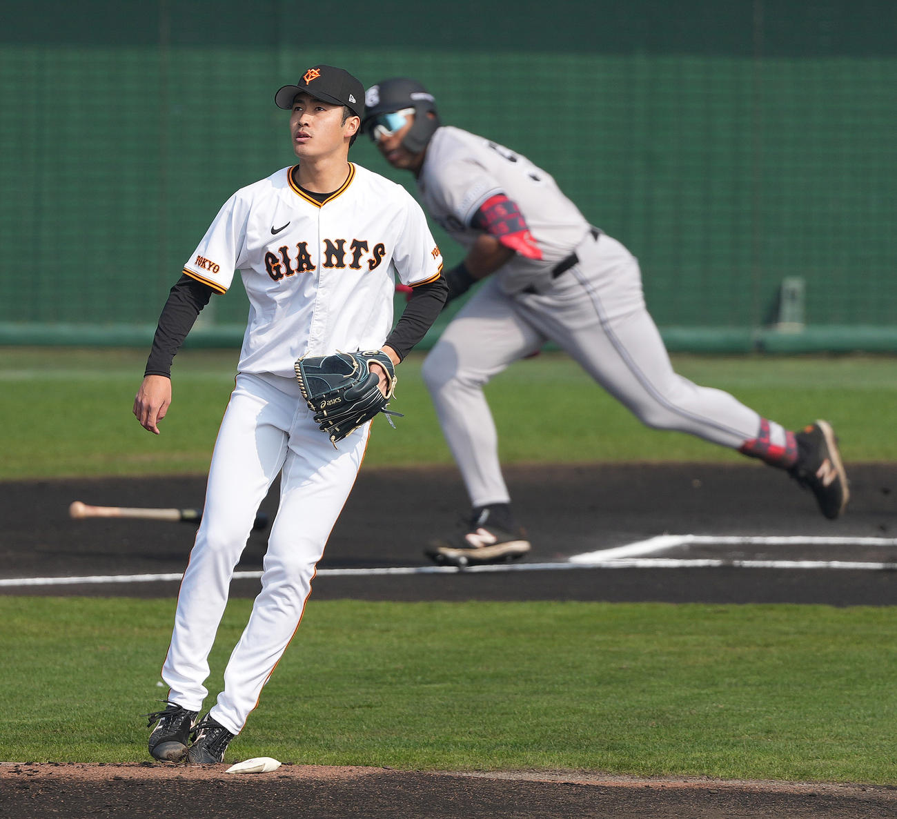 巨人紅白戦　1回表紅組無死、オコエを右飛に仕留める西舘（撮影・鈴木みどり）