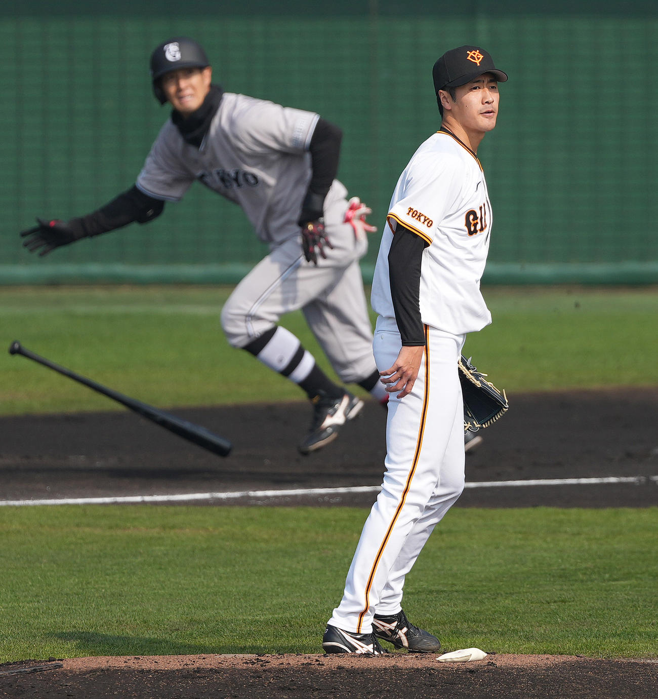 巨人紅白戦　1回表紅組2死、若林を左飛に仕留める西舘（撮影・鈴木みどり）
