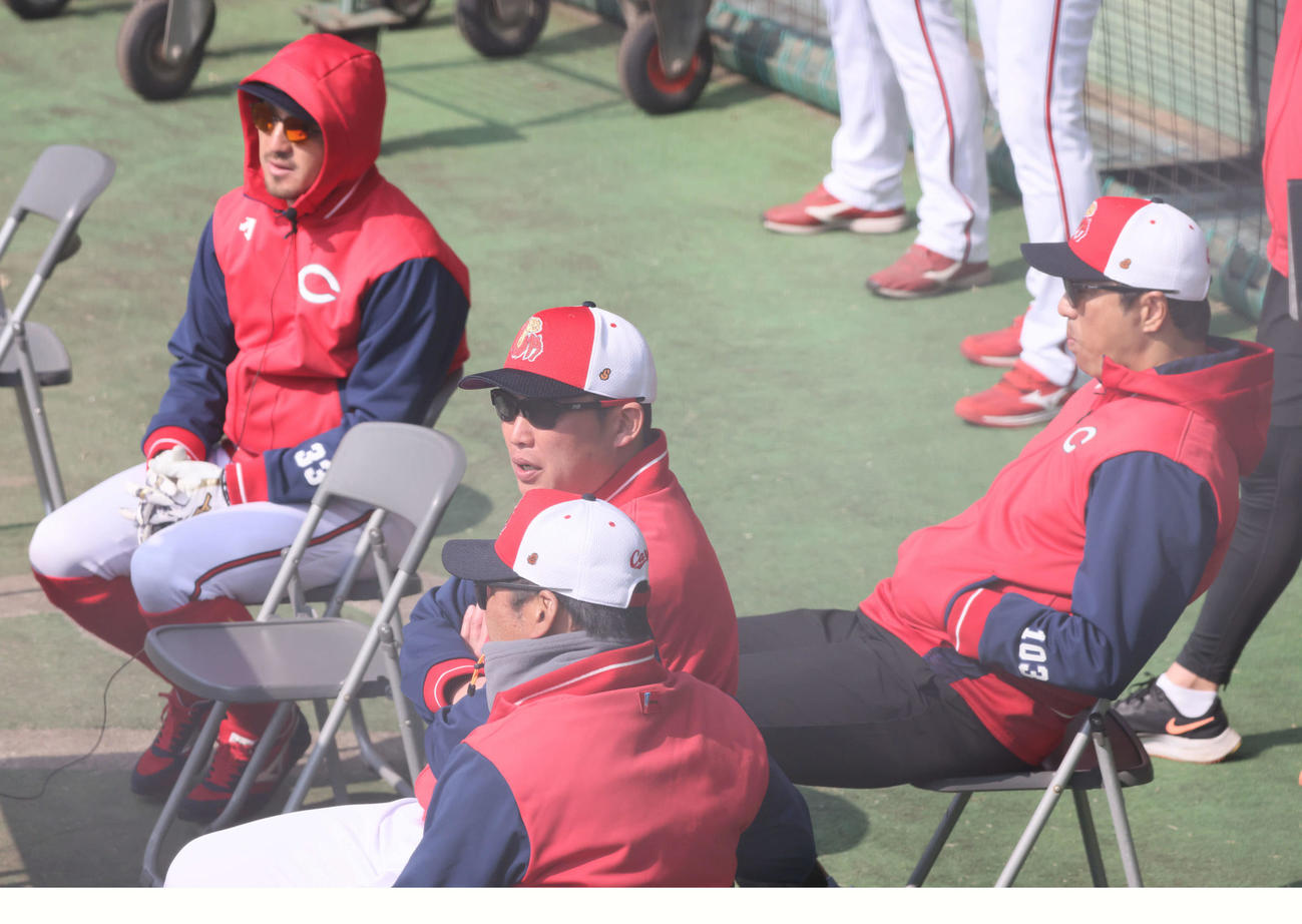 紅白戦　試合をチェックする広島新井監督（中央）。左は菊池。右は黒田球団アドバイザー（撮影・加藤孝規）