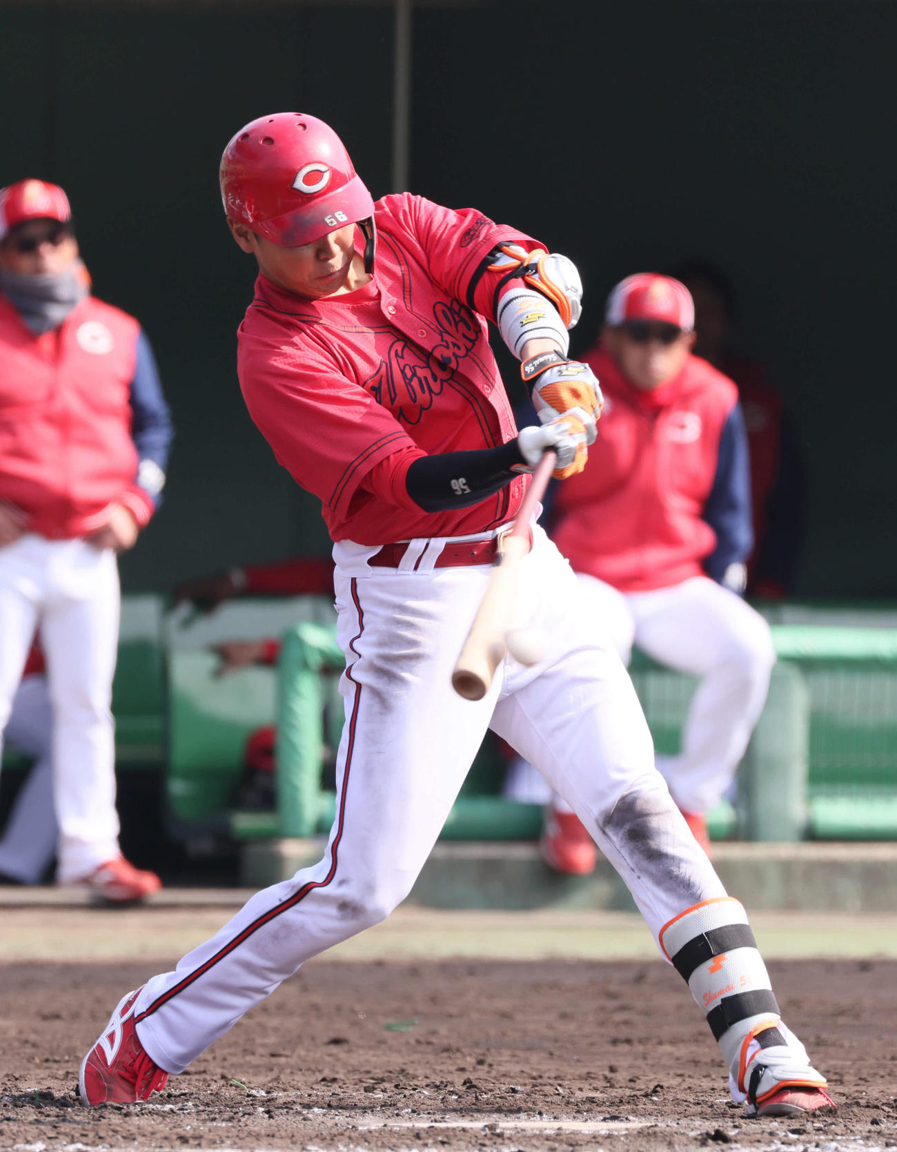 紅白戦　3回表紅組2死、広島久保は中前打を放つ（撮影・加藤孝規）