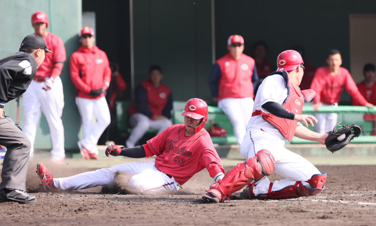 広島紅白戦　5回表紅組1死一,二塁、中村貴の右越え2点適時二塁打で一走の久保も生還。捕手は持丸（撮影・加藤孝規）