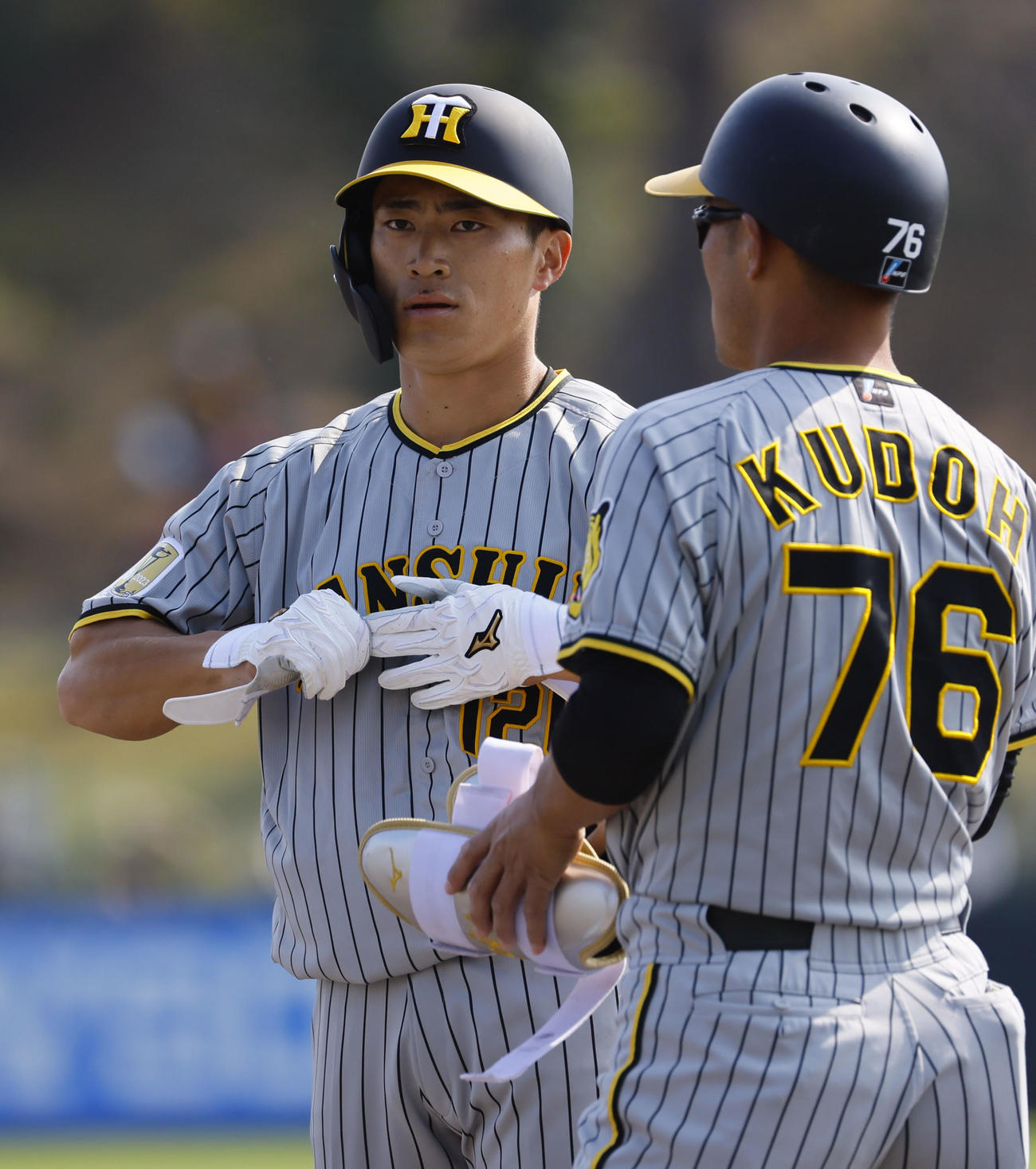 紅白戦　6回表紅組無死一、三塁、遊撃適時内野安打を放った福島（撮影・藤尾明華）
