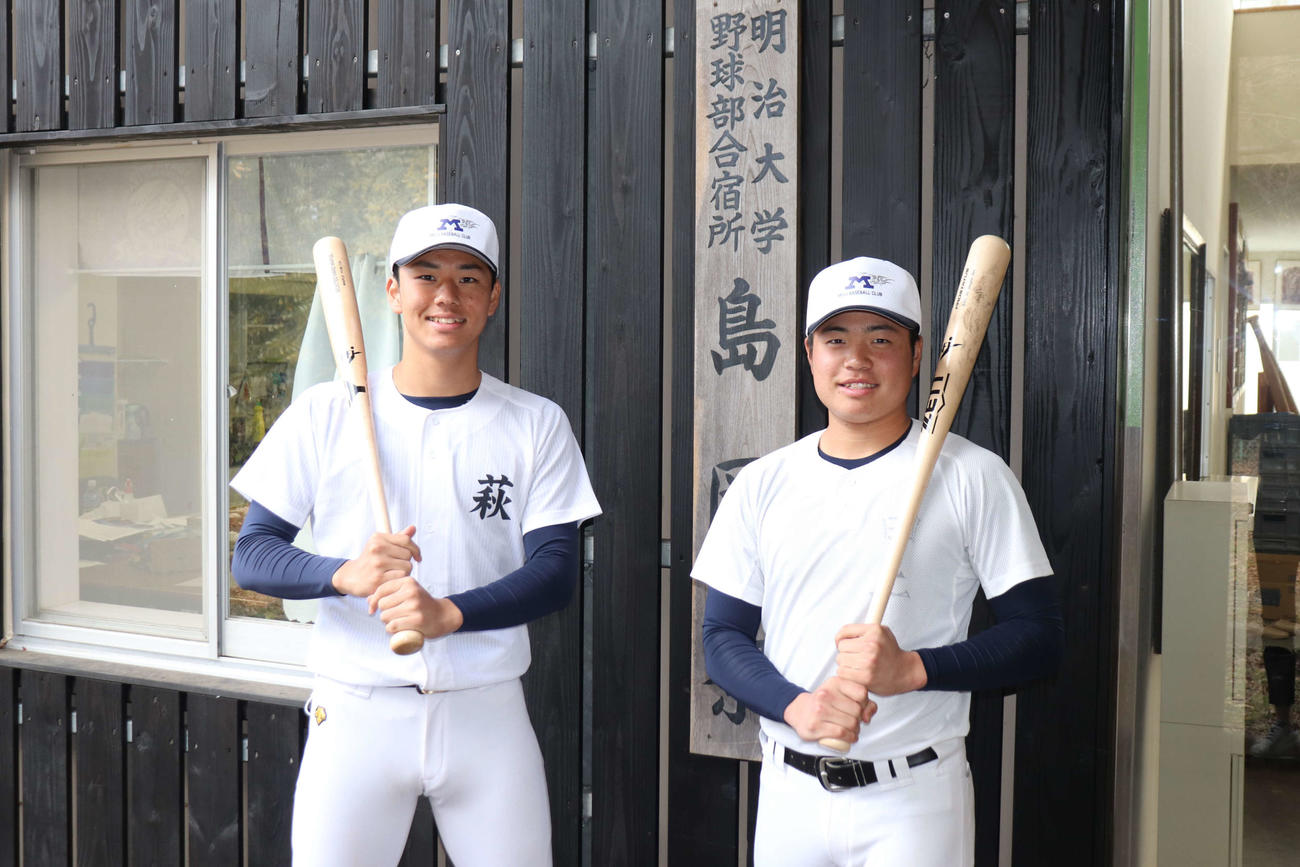 4月に入学予定の明大の練習に参加する（左から）萩、田上（撮影・保坂淑子）