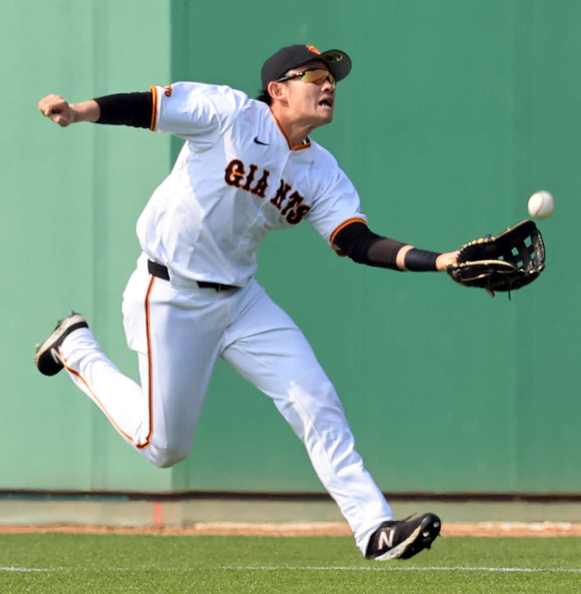 巨人紅白戦　3回表紅組1死二、三塁、ウレーニャの打球を好捕する萩尾（撮影・浅見桂子）