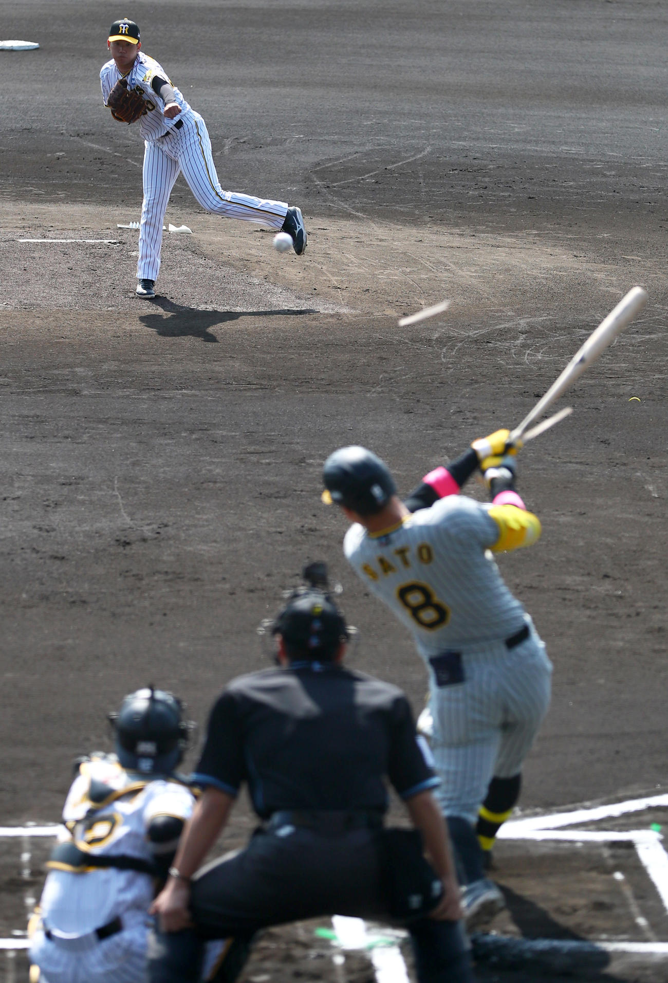 紅白戦　1回表紅組無死、佐藤輝のバットを折るも中前打を打たれた門別（撮影・上山淳一）