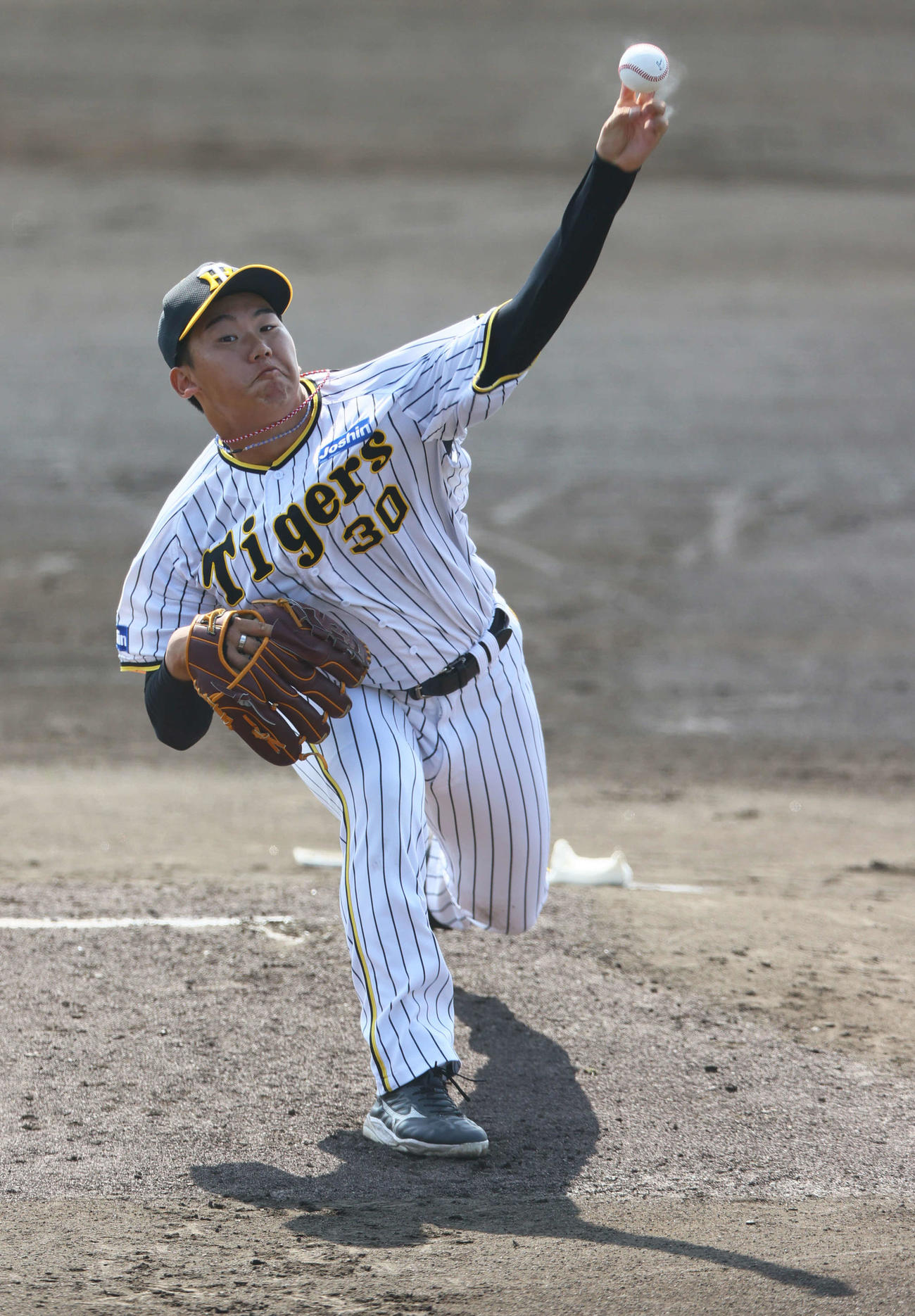 力投する白組先発の門別（撮影・上山淳一）