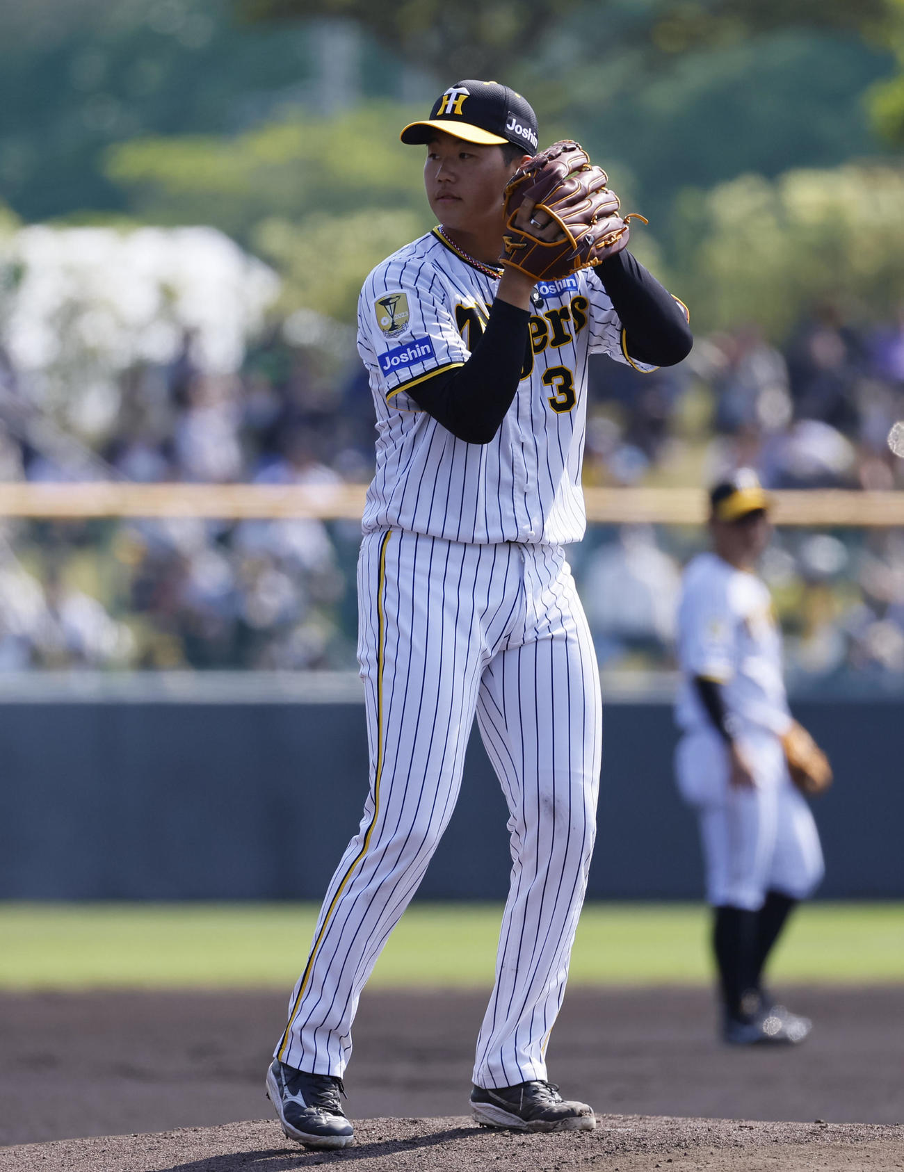 紅白戦　練習を見る岡田監督（撮影・藤尾明華）