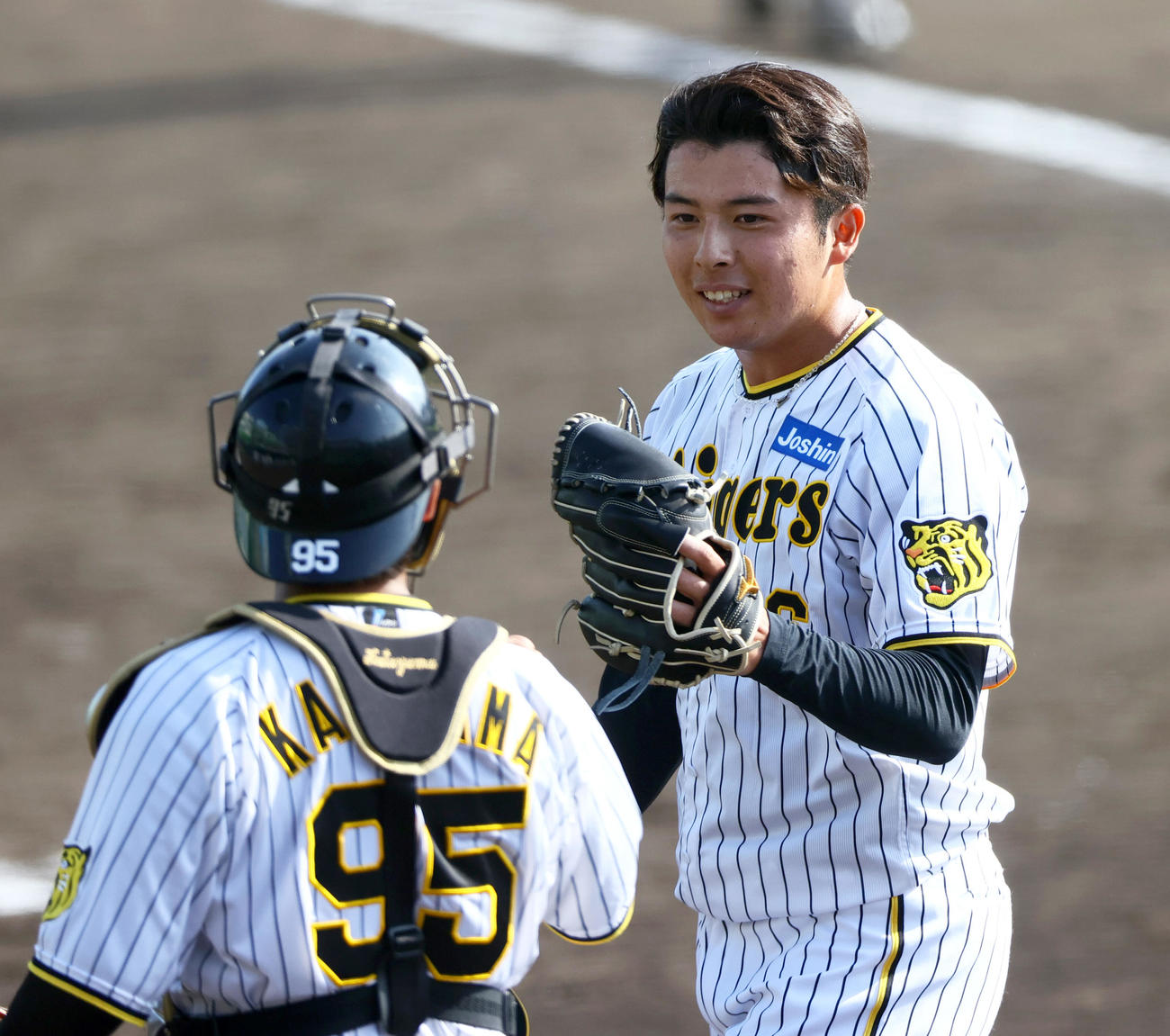 紅白戦　9回表に登板した白組椎葉（右）は無失点に抑え笑顔で捕手片山とタッチをかわす（撮影・上山淳一）