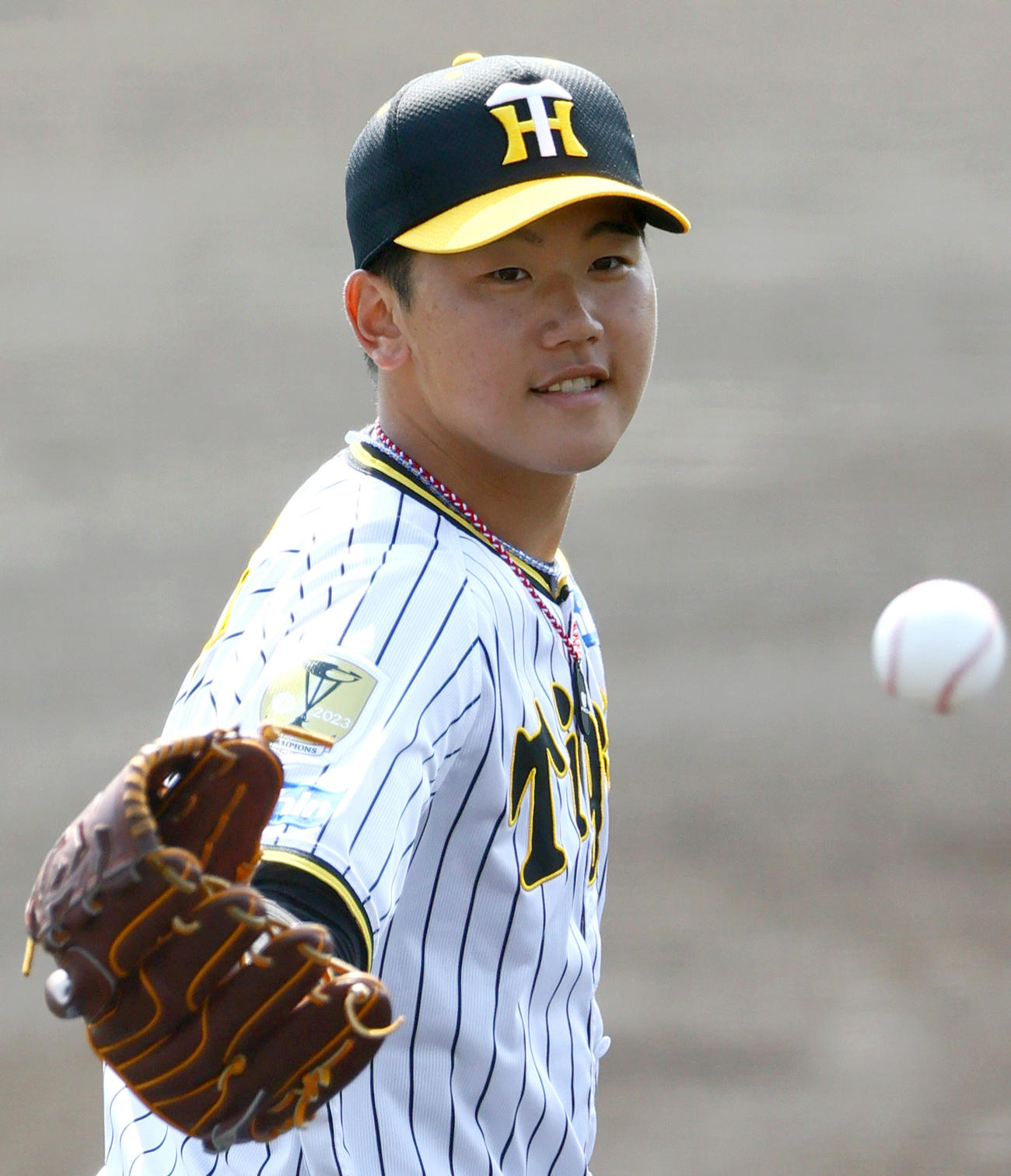 笑顔を見せる白組先発の門別（撮影・上山淳一）