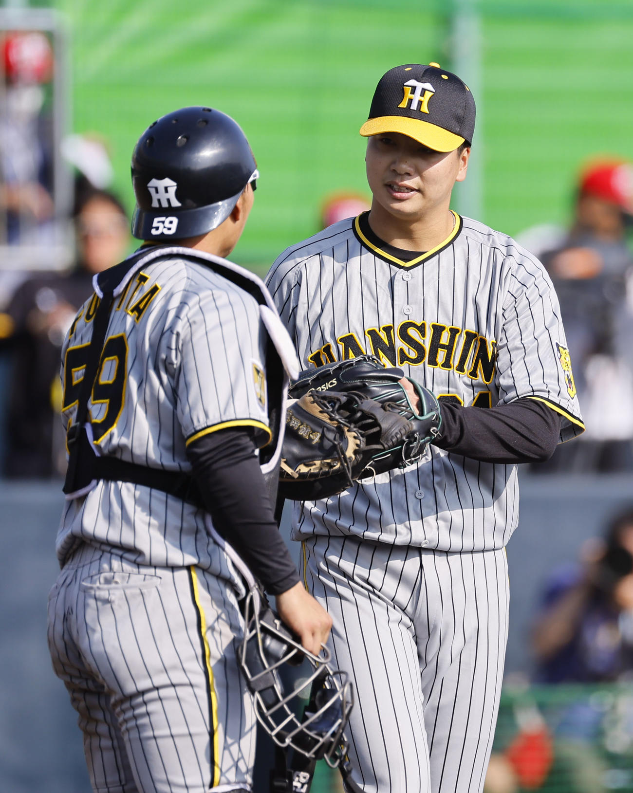 紅白戦　9回を抑え、藤田（左）とタッチを交わす漆原（撮影・藤尾明華）