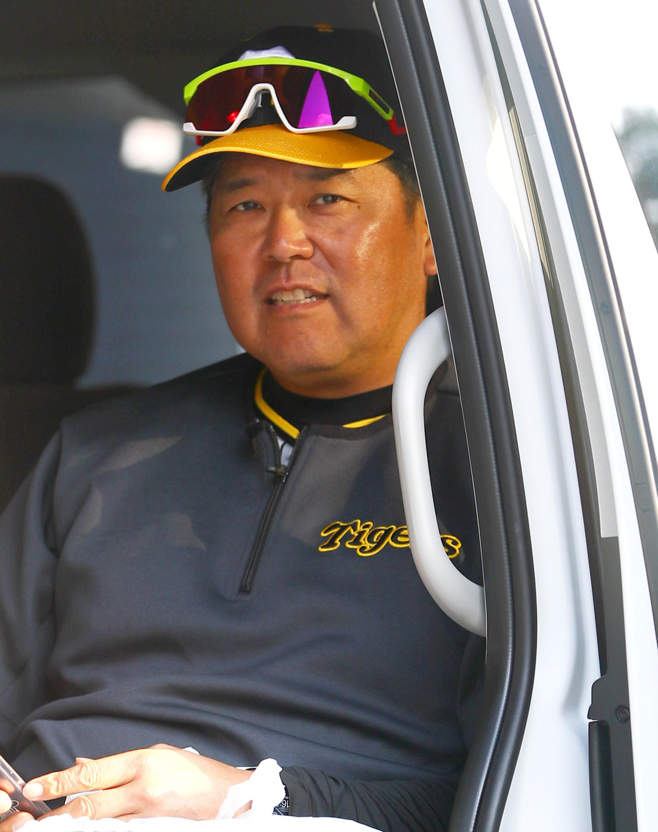 紅白戦を終え引き揚げる野村2軍バッテリーコーチ（撮影・上山淳一）