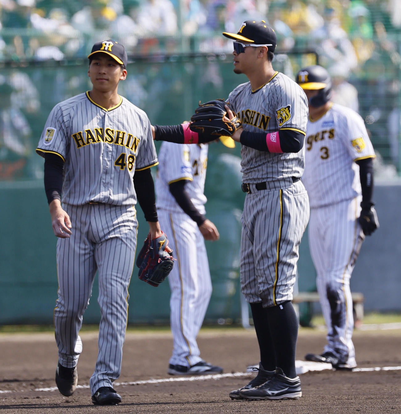 紅白戦　1回裏白組1死一、三塁、ピンチになり佐藤輝（右）に声をかけられる茨木（撮影・藤尾明華）