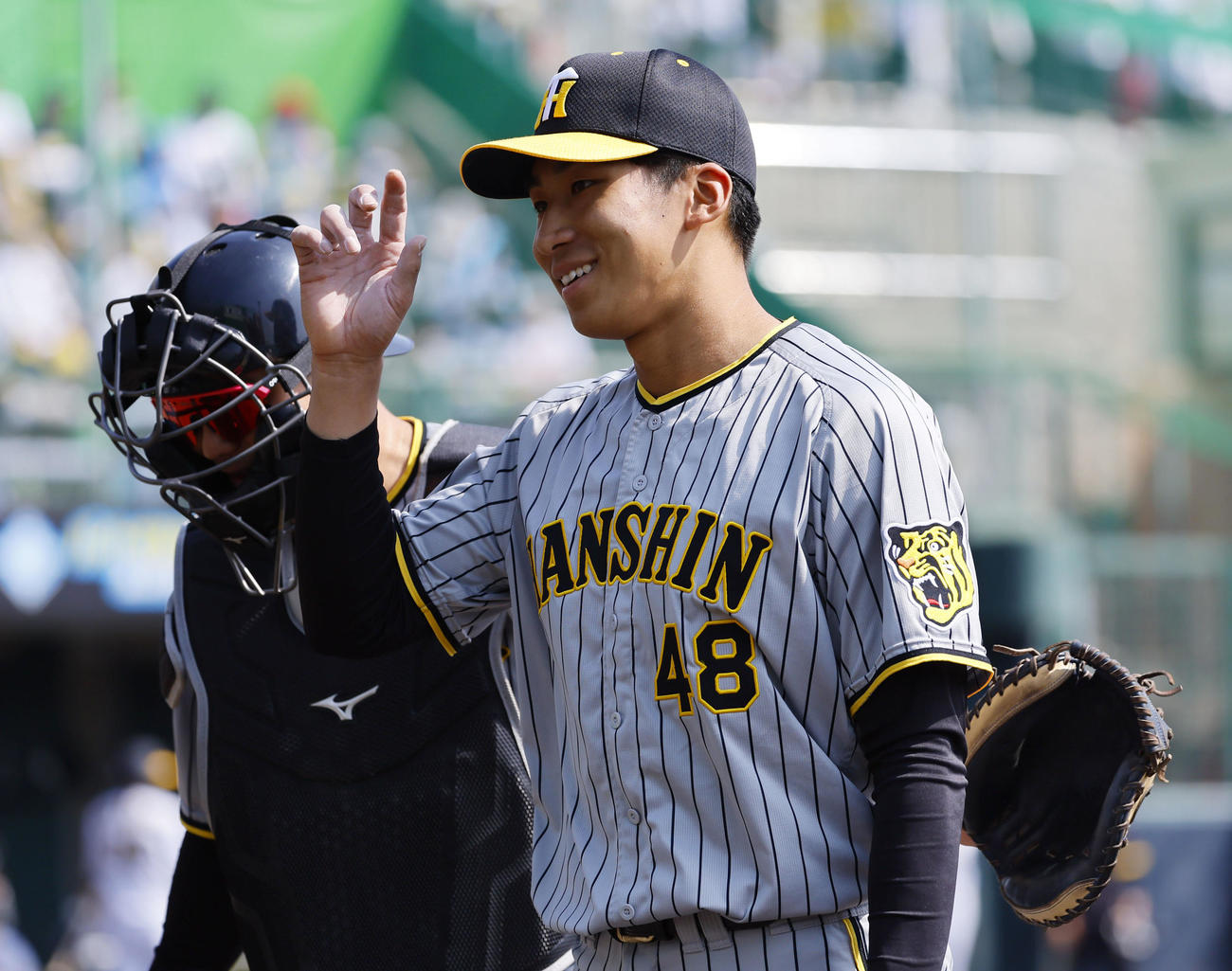 紅白戦　1回を終え、ベンチに戻る茨木（撮影・藤尾明華）