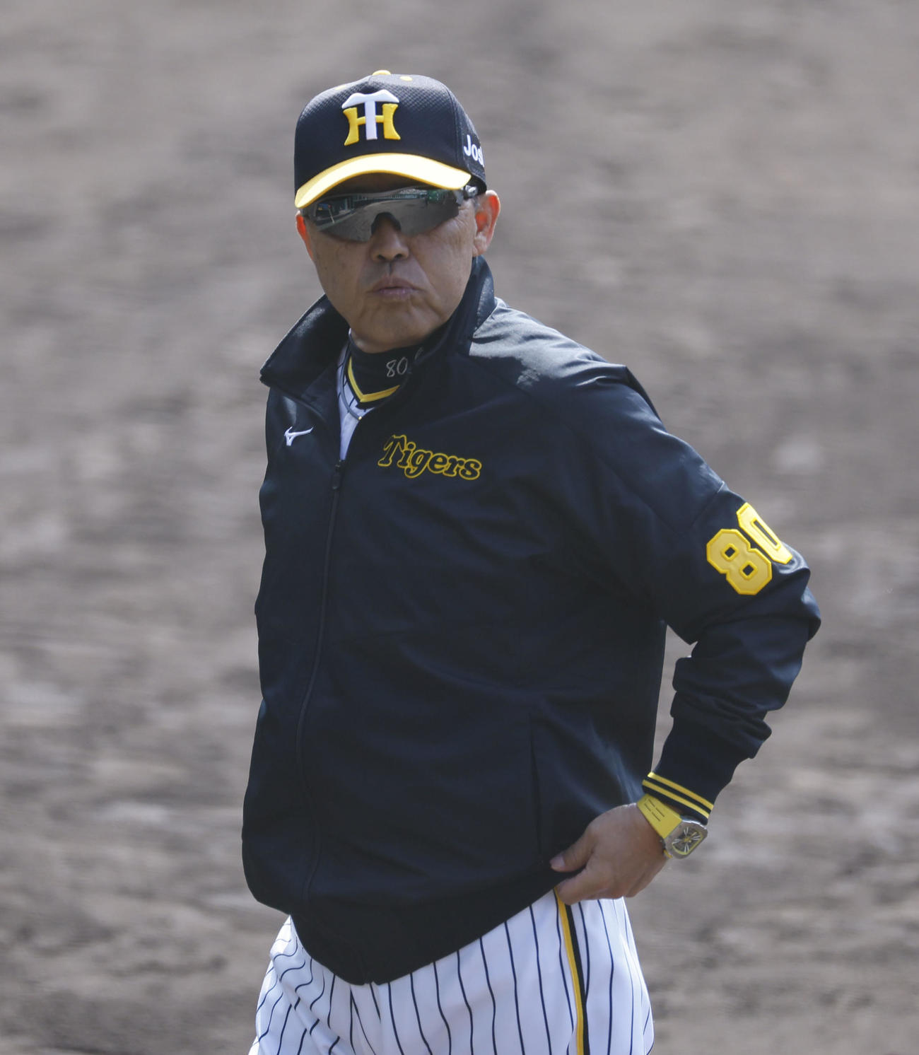 厳しい顔の岡田監督（撮影・藤尾明華）