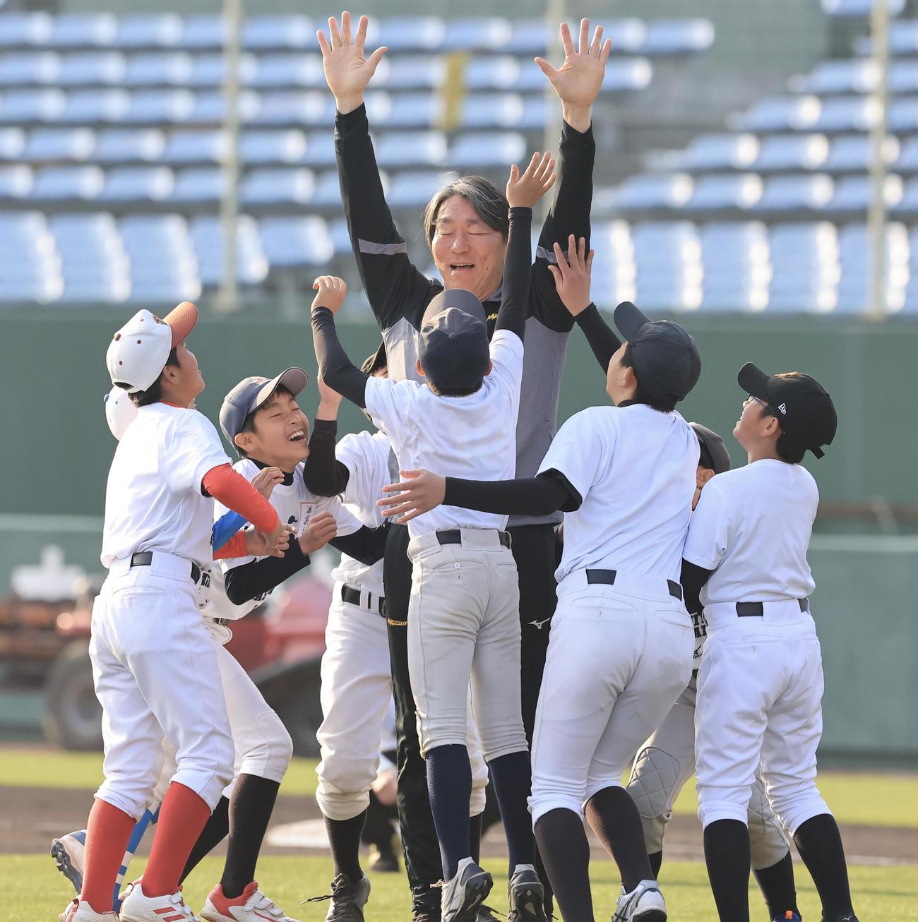松井秀喜野球教室で、子どもたちと触れ合う松井秀喜氏(撮影・浅見桂子)