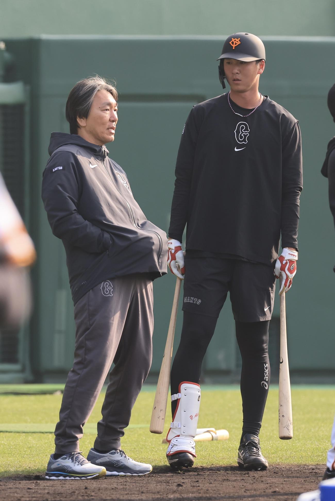 巨人松井秀喜臨時コーチ(左)にアドバイスを受ける秋広(撮影・浅見桂子)