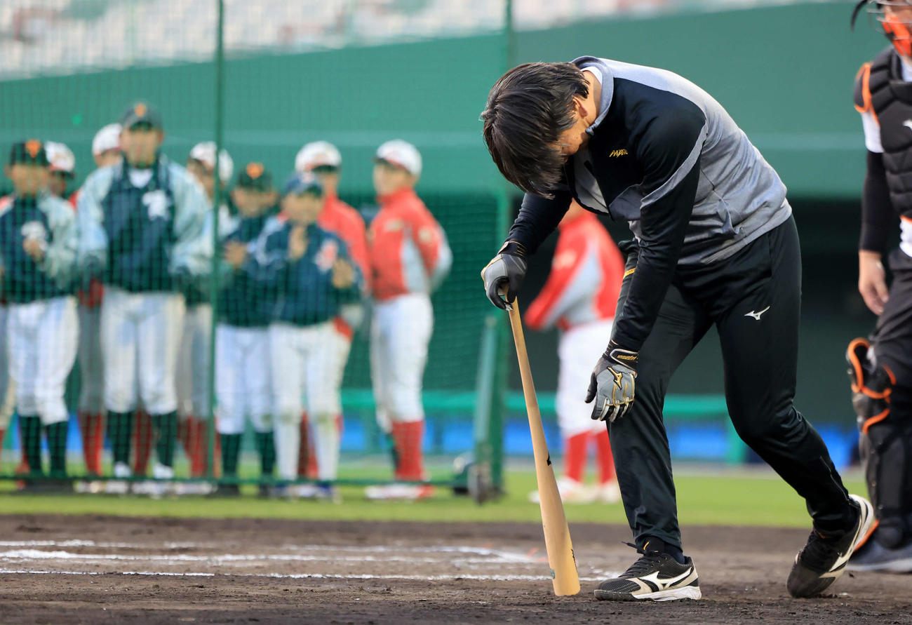 松井秀喜野球教室で、子どもたちの前で打撃を披露した松井秀喜氏だが、本塁打ならずがっくり（撮影・浅見桂子）