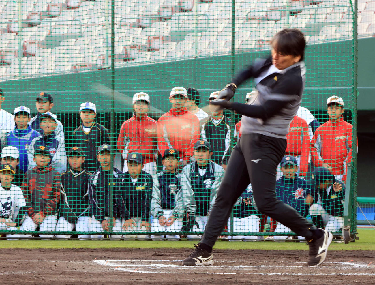 松井秀喜野球教室で、子どもたちの前で打撃を披露する松井秀喜氏（撮影・浅見桂子）