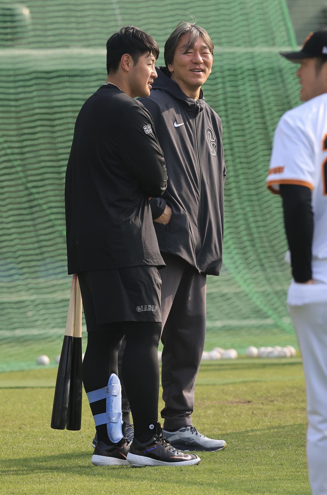 巨人松井秀喜臨時コーチ(右)にアドバイスを受ける岡本和(撮影・浅見桂子)