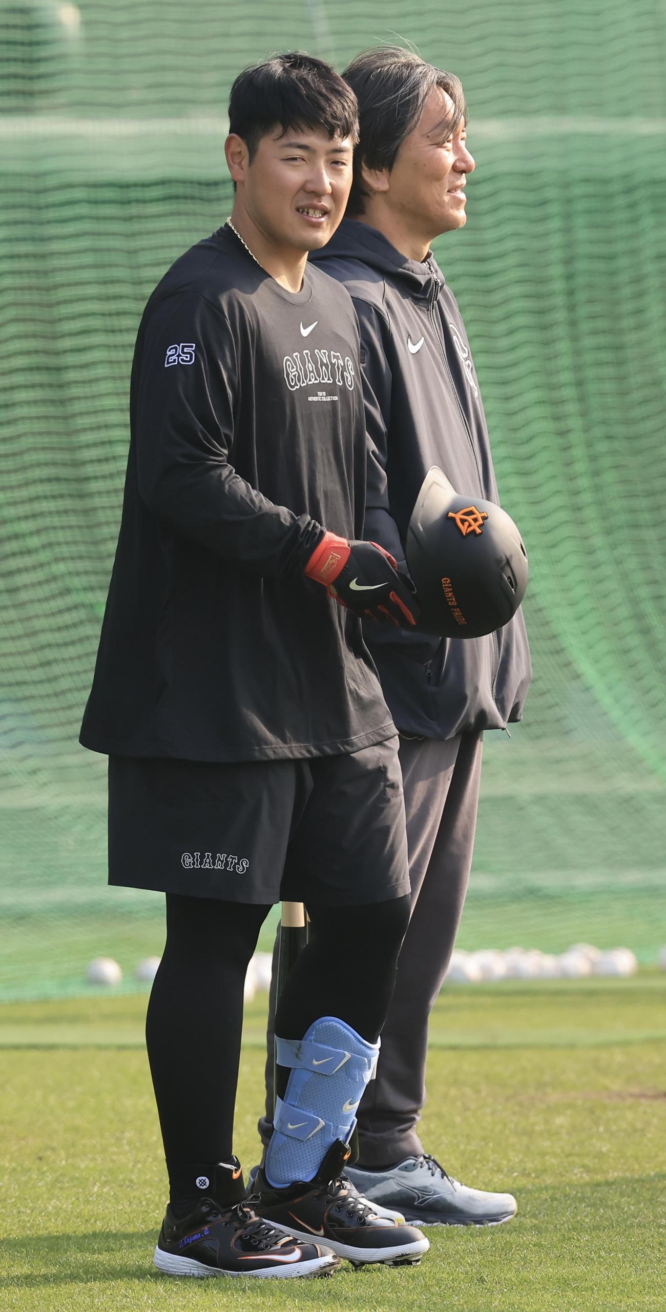 巨人松井秀喜臨時コーチ(右)にアドバイスを受けた岡本和(撮影・浅見桂子)