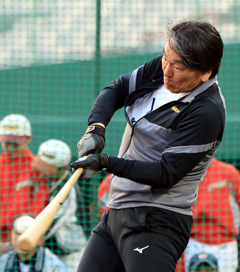 松井秀喜野球教室で、子どもたちの前で打撃を披露する松井秀喜氏（撮影・浅見桂子）