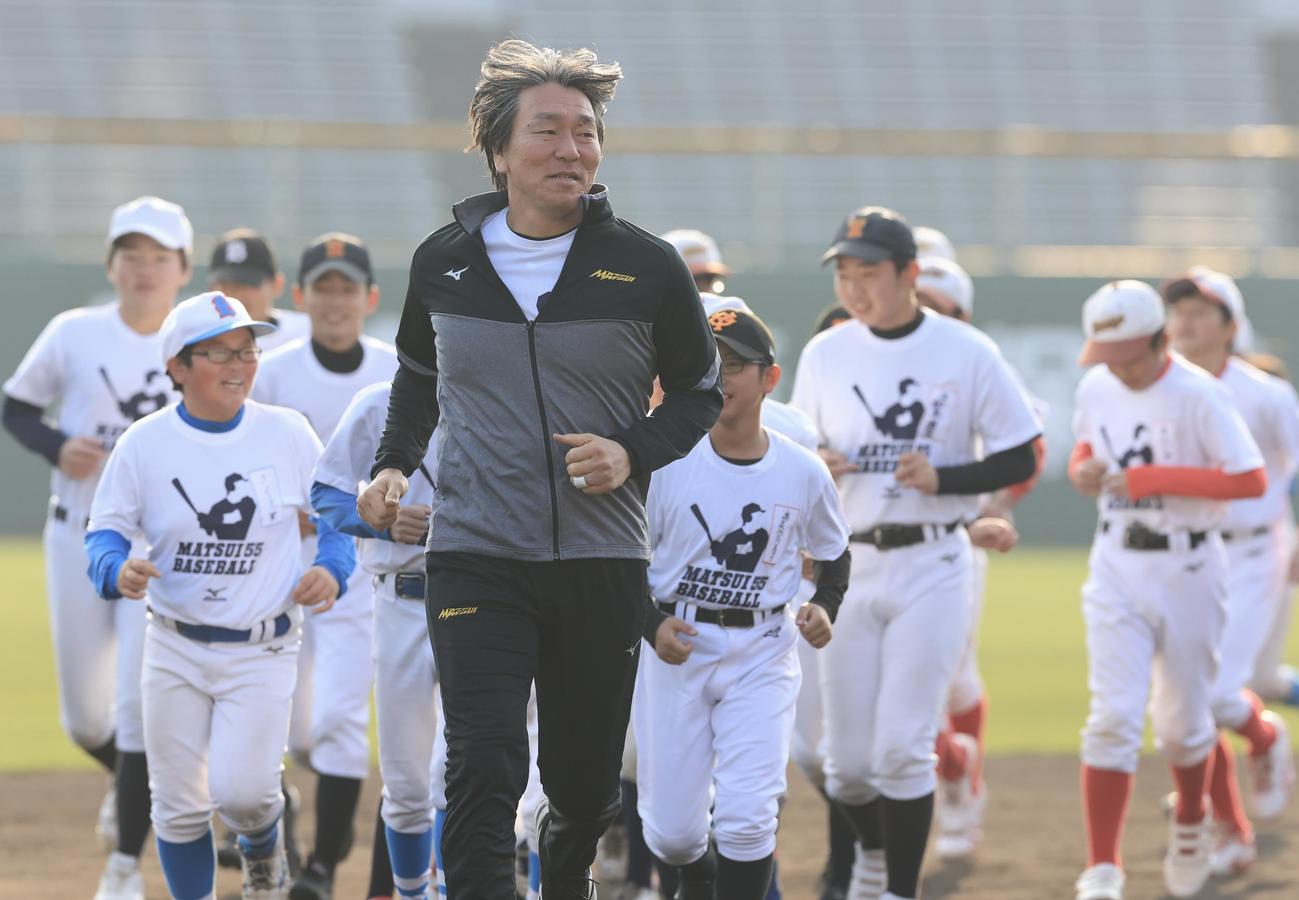 松井秀喜野球教室で、子どもたちと走る松井秀喜氏(撮影・浅見桂子)
