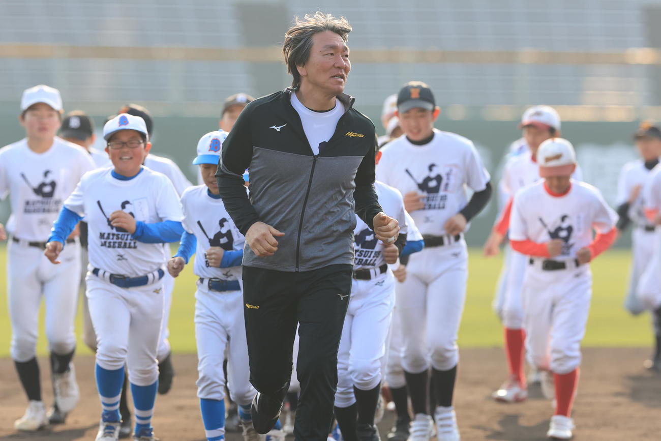 松井秀喜野球教室で、子どもたちと走る松井秀喜氏(撮影・浅見桂子)
