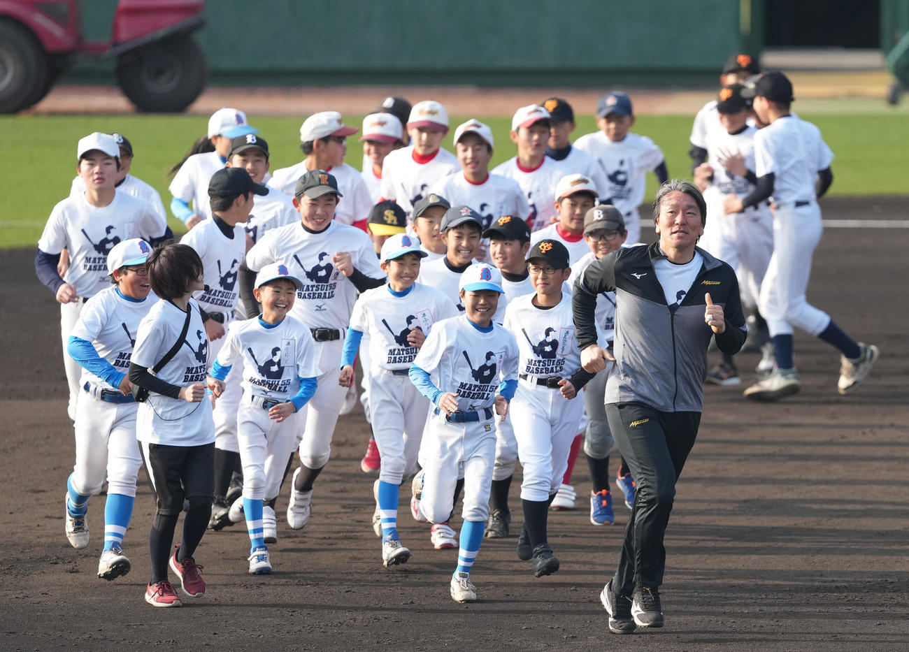 野球教室で子供たちと一緒にアップする巨人松井臨時コーチ（右手前）（撮影・鈴木みどり）