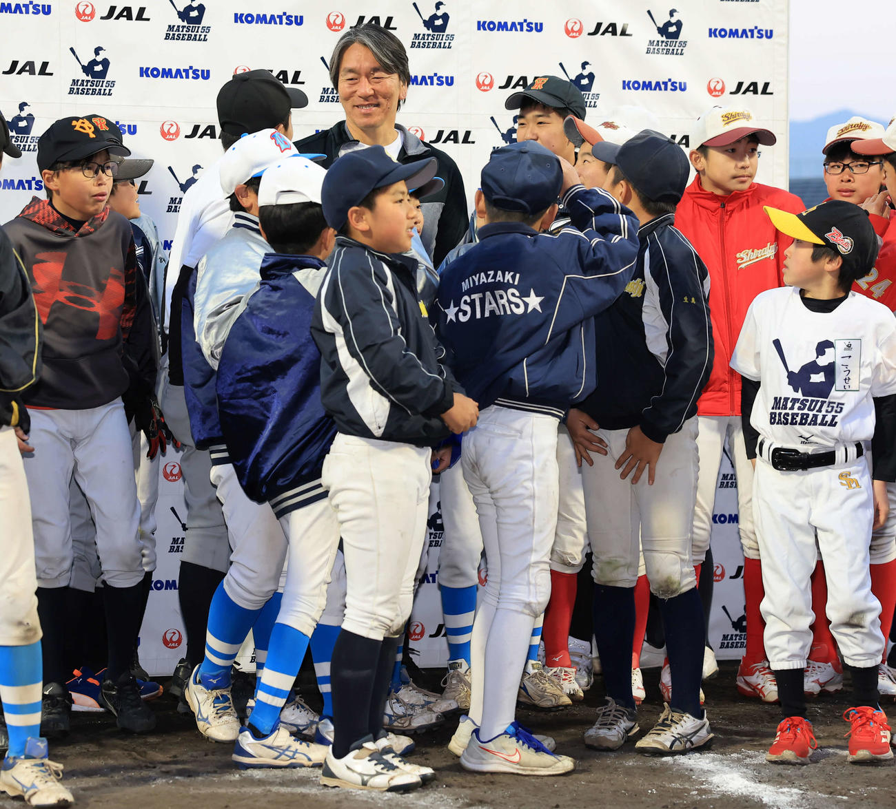 松井秀喜野球教室で、子どもたちと笑顔で話す松井秀喜氏（撮影・浅見桂子）
