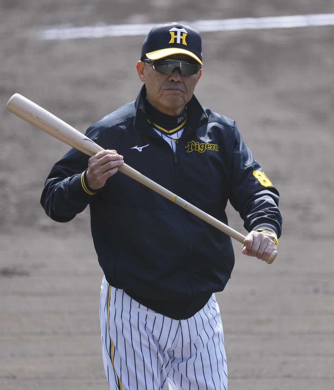 紅白戦　練習を見る岡田監督（撮影・藤尾明華）
