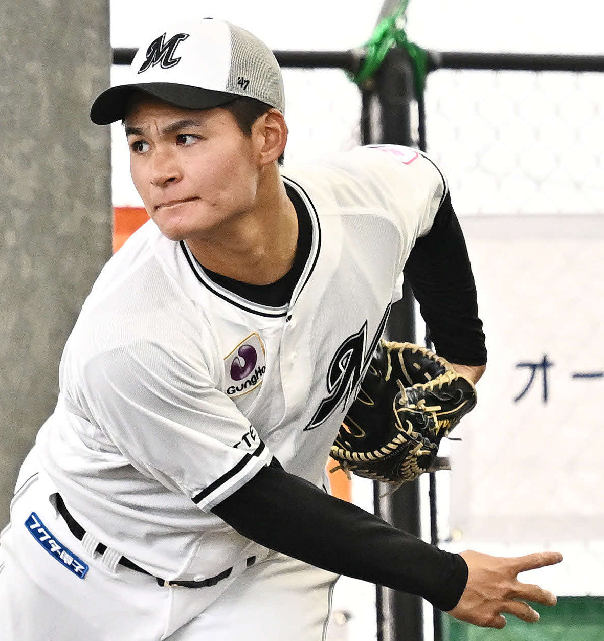 ブルペンで投球練習するロッテ中森（撮影・滝沢徹郎）