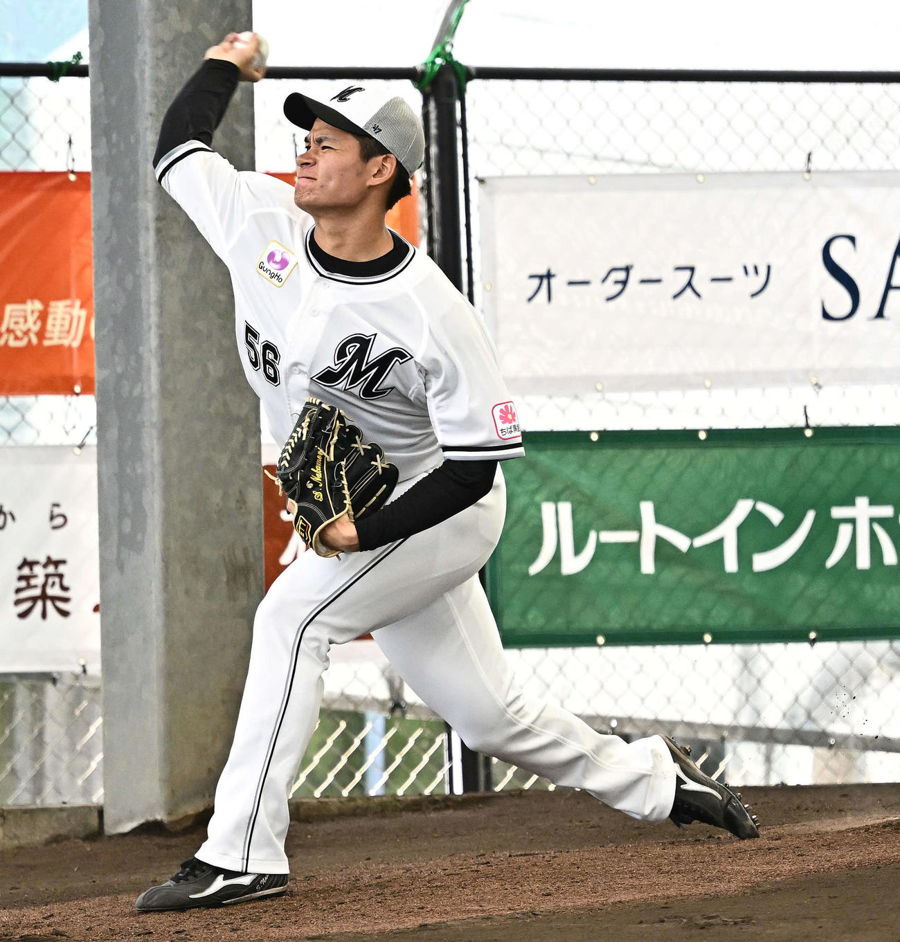ブルペンで投球練習するロッテ中森（撮影・滝沢徹郎）