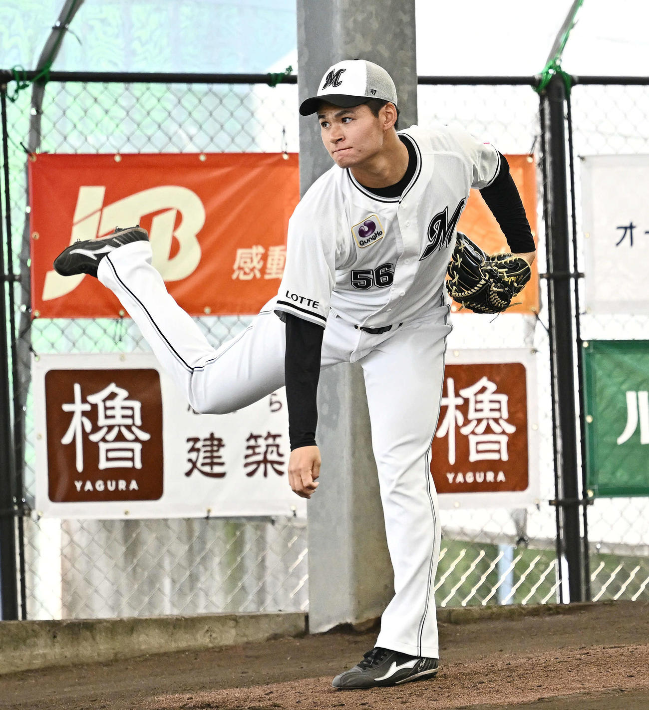 ブルペンで投球練習するロッテ中森（撮影・滝沢徹郎）