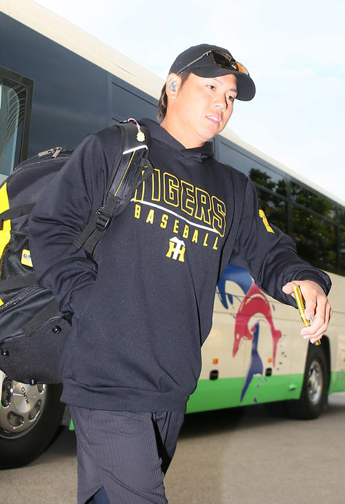 球場入りする阪神梅野（撮影・上山淳一）