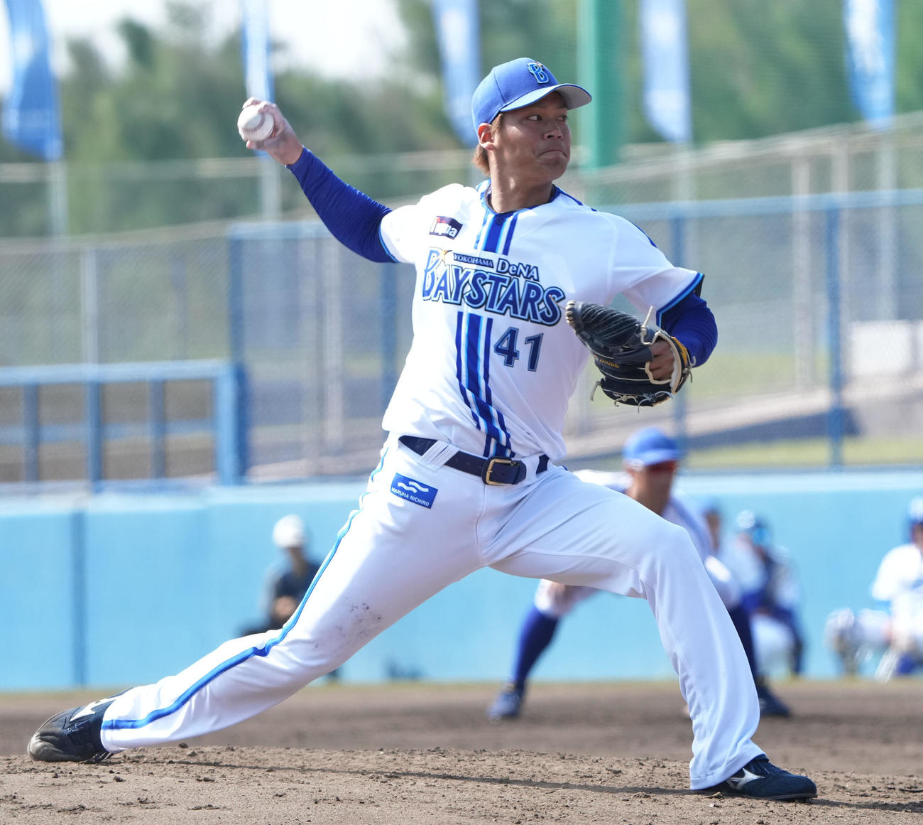 DeNA対中日　5回表、DeNA3番手で登板する佐々木（撮影・森本幸一）