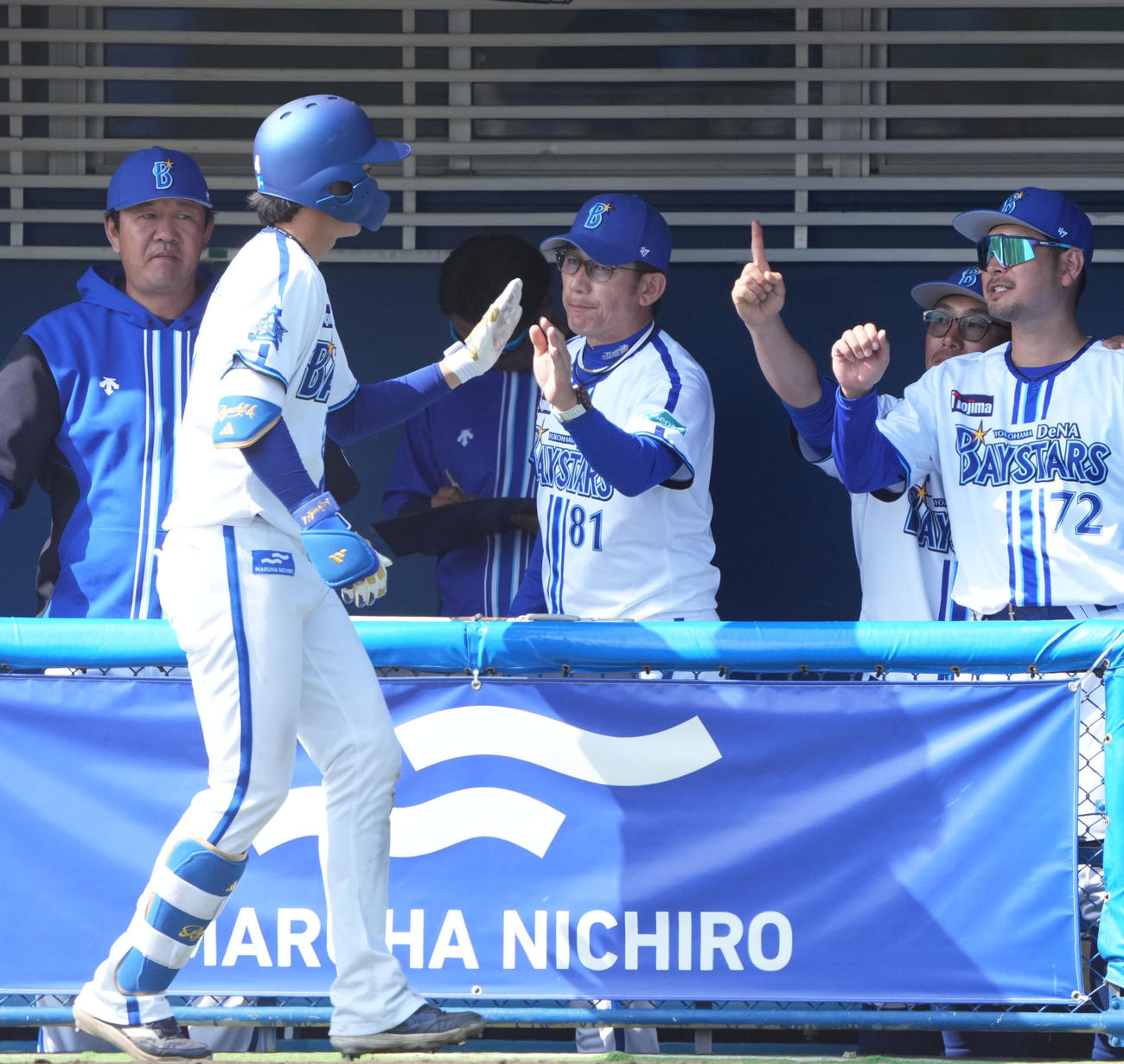 DeNA対中日　5回裏DeNA1死満塁、右犠飛を放った度会とタッチを交わす三浦監督（中央）（撮影・森本幸一）