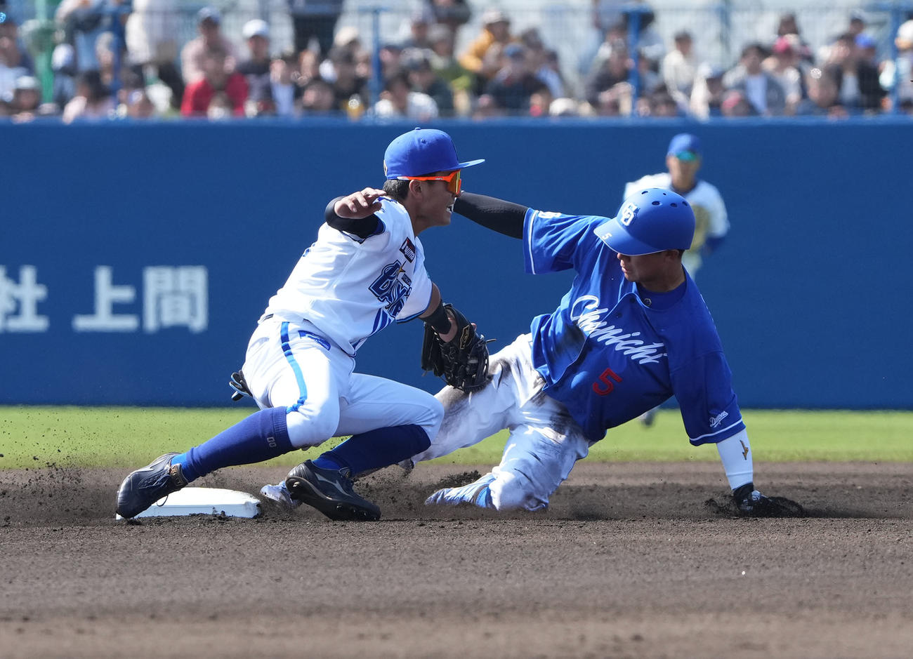 DeNA対中日　1回表中日2死一塁、盗塁成功する村松（右）ベースカバーは林（撮影・森本幸一）