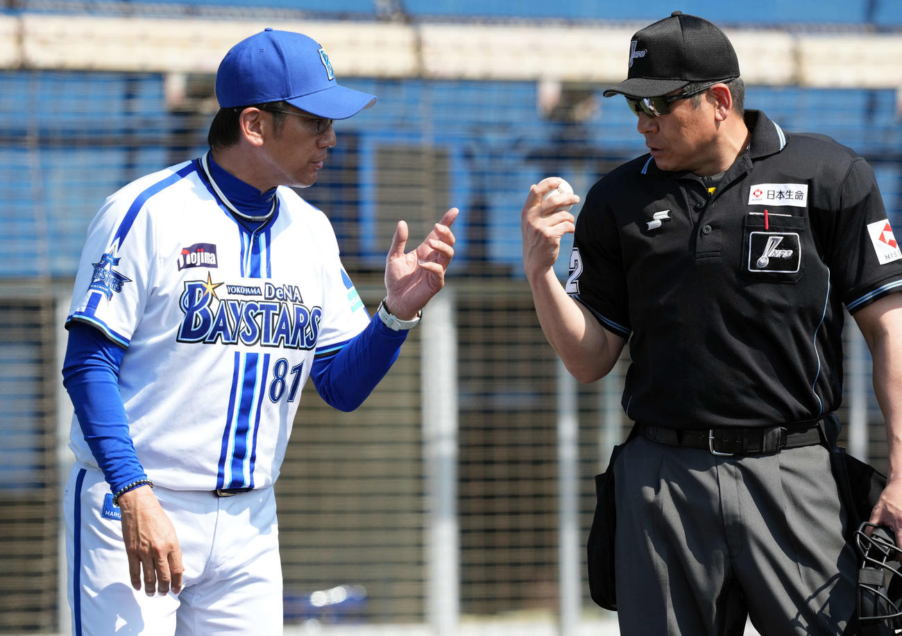 DeNA対中日　3回、選手交代を告げるDeNA三浦監督（撮影・たえ見朱実）