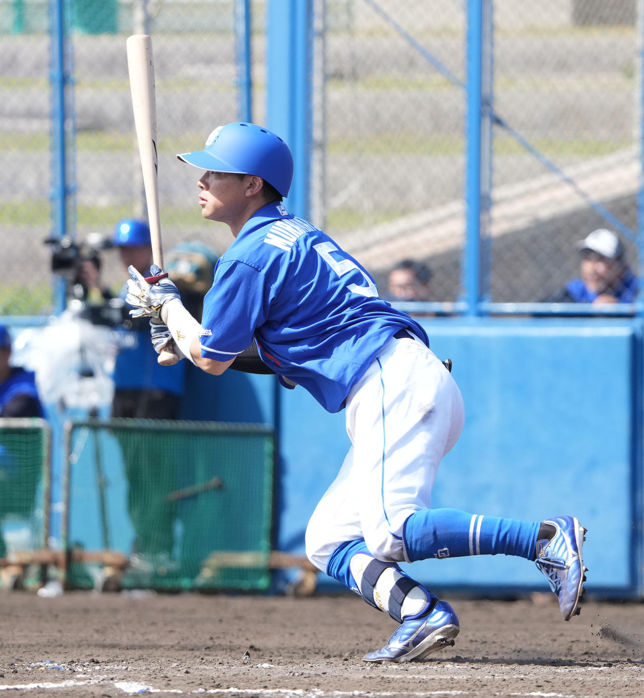 DeNA対中日　3回表中日2死一塁、中前安打を放つ村松（撮影・森本幸一）