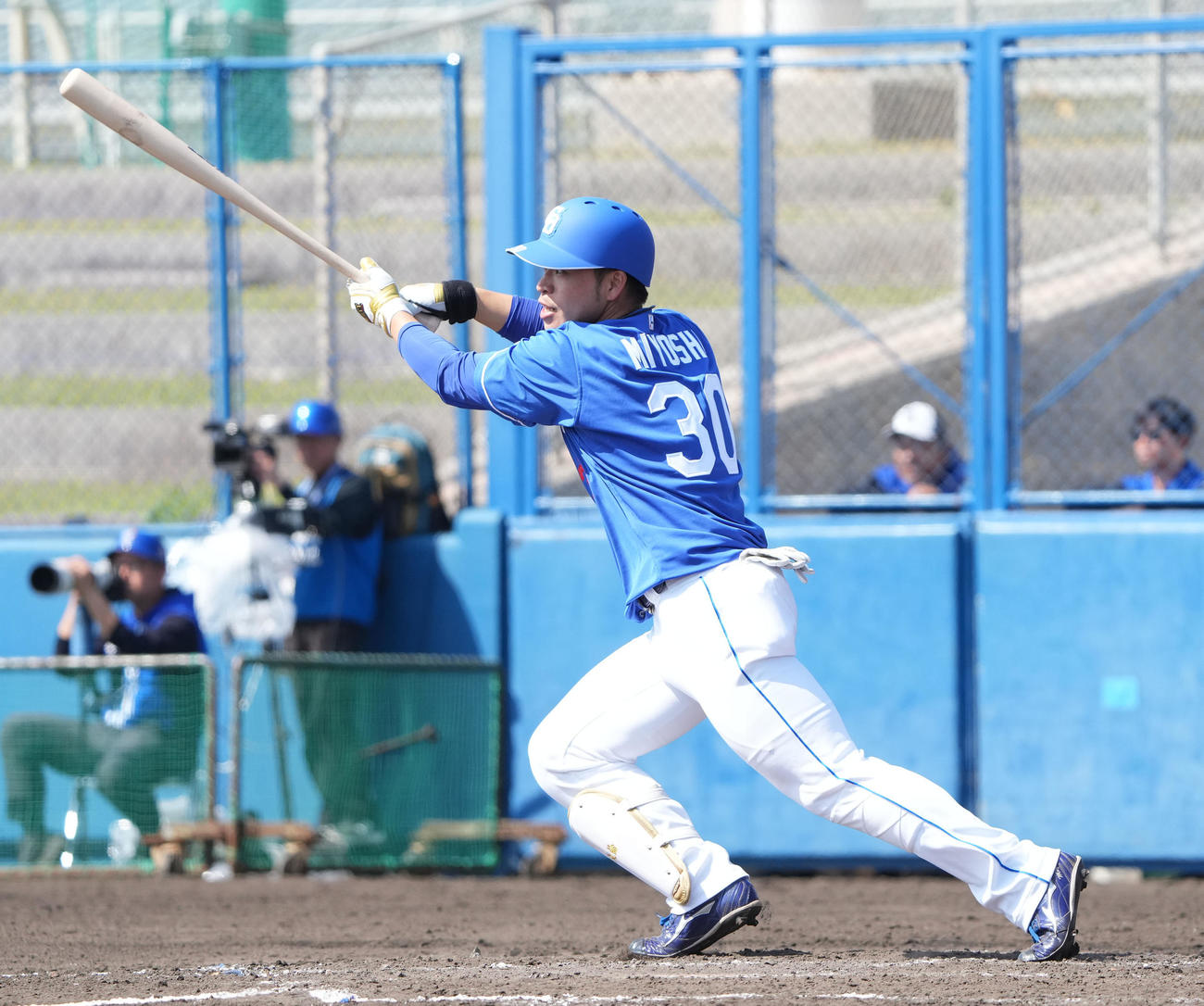 DeNA対中日　3回表中日2死一、二塁、中前適時打を放つ三好（撮影・森本幸一）