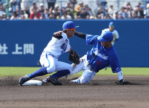 DeNA対中日　1回表中日2死一塁、盗塁成功する村松（右）ベースカバーは林（撮影・森本幸一）