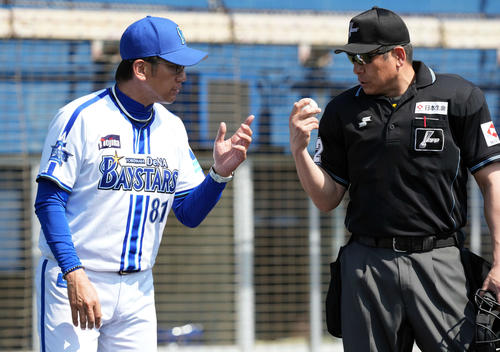 DeNA対中日　3回、選手交代を告げるDeNA三浦監督（撮影・たえ見朱実）