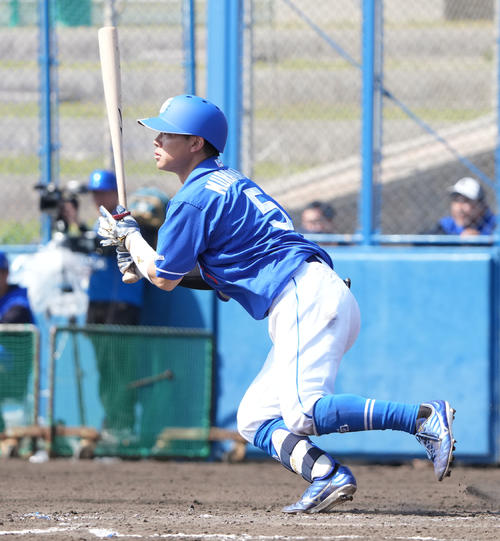 DeNA対中日　3回表中日2死一塁、中前安打を放つ村松（撮影・森本幸一）