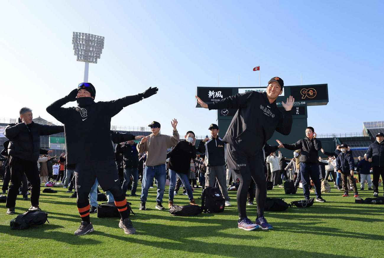 開始前、ファンと「宮崎いきいき健幸体操」をする巨人山瀬（左）、秋広（撮影・浅見桂子）
